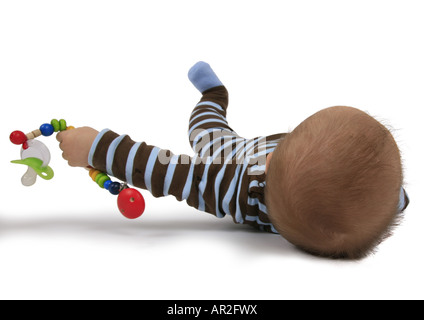 Baby mit Schnuller Keeper auf dem Rücken liegend Stockfoto