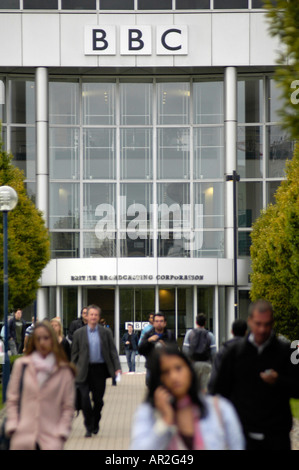 Mitarbeiter verlassen BBC Television Centre Holz Lane weiße Stadt London Stockfoto