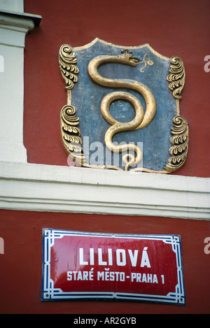 Shiny Straßenschild, Prag, Tschechische Republik Stockfoto