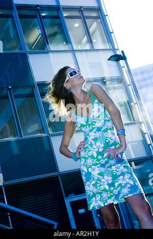 junge Frau trägt Sommerkleid posiert vor Fassade, Austria, Vienna Stockfoto