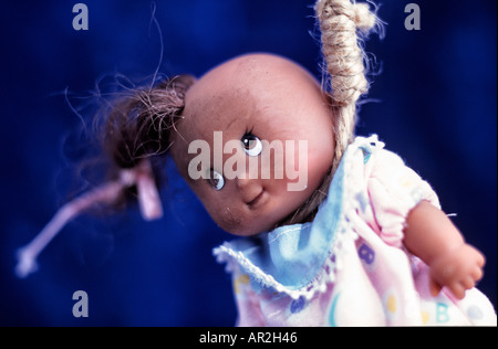 Abgewetzten, schwarzen Puppe in Schlinge. Hassverbrechen. Stockfoto