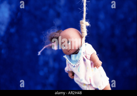 Abgewetzten, schwarzen Puppe in Schlinge. Hassverbrechen. Stockfoto