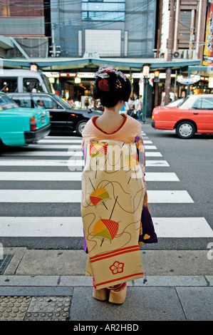 "Rückansicht einer Geisha wie sie für eine Ampel in Gion Kyoto Japan wartet" Stockfoto