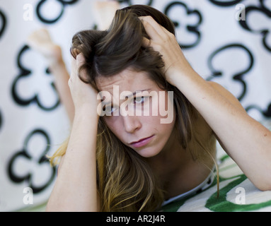 Trauriges Mädchen an den Haaren reißen Stockfoto