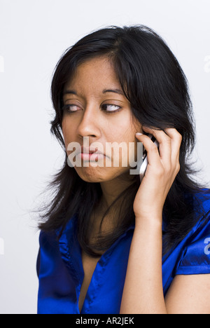 Porträt einer dunkelhäutigen Frau mit langen Haaren zu telefonieren Stockfoto