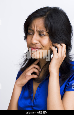 Porträt einer dunkelhäutigen Frau mit langen Haaren zu telefonieren Stockfoto