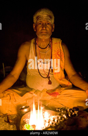 Brahmane Durchführung der Ganga Aarti Zeremonie. Assi Ghat. Ganges-Fluss. Varanasi. Indien Stockfoto