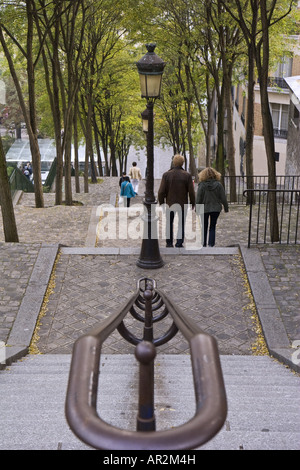 Treppe mit Handlauf und Laterne am Montmartre, Frankreich, Paris Stockfoto