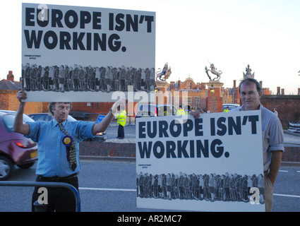 zwei UKIP-Fans halten, dass Europa nicht funktioniert Plakate außerhalb Hampton Court-Gipfel 2005 Stockfoto