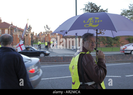 Die UKIP Unterstützer protestieren mit Mikrofon außerhalb Hampton Court-Gipfel 2005 Stockfoto