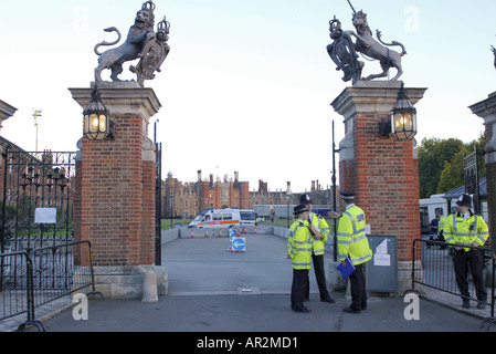 Polizei außerhalb Hampton Court Palace für EU-Gipfel 2005 Stockfoto