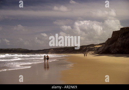 Paare schlendern Baia Dos Golfinhos, in der Nähe von Pipa, Natal, Brasilien, Südamerika. Stockfoto