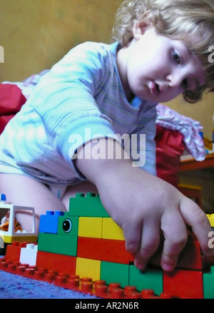 kleine Jungen spielen mit Legosteinen Stockfoto