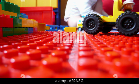 kleine Jungen spielen mit Legosteinen Stockfoto