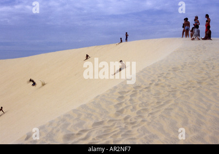 Einheimische Kinder Sand-Boarding, die größte Düne am Jericoacoara, NE Küste von Brasilien, Südamerika. Stockfoto