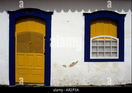 Blau, gelb & weiß: Fassade des Haus im Kolonialstil in Parati, Rio de Janeiro, Brasilien, Südamerika. Stockfoto