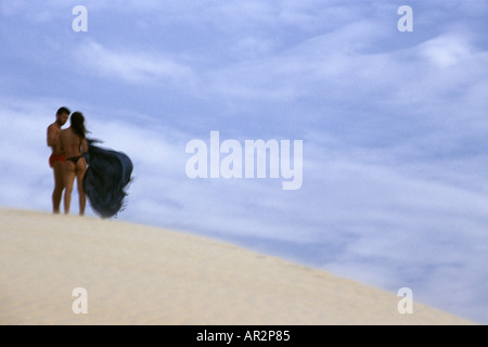 Paar mit Sarong weht im Wind auf Dünen, Stränden von Jericoacoara, Ceara, NE Brasilien, Südamerika. Stockfoto