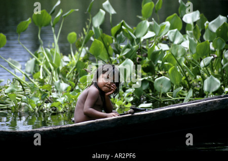 Waroa Inderin im Einbaum-Kanu, Orinoco Delta, Venezuela, Südamerika. Stockfoto