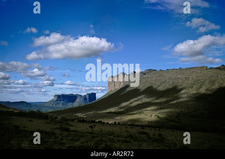 Blick auf die Tafelberge in der Chapada Diamantina-Nationalpark in der Nähe von Lencois im Bundesstaat Bahia, Nordosten Brasiliens. Stockfoto