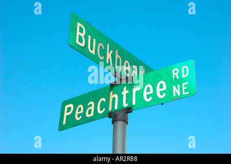 Eckschild auf Peachtree und Buckhead in der Innenstadt von Atlanta Georgia, der Buckhead Bezirk, der High-End und nördlich der Innenstadt von ATL ist Stockfoto