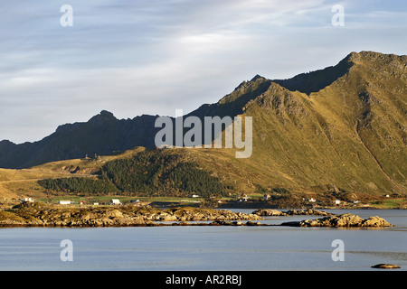 Fischerdorf vor einer Bergkette auf den Lofoten, Norwegen Stockfoto