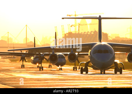 Flugzeuge in einer Warteschlange für ausziehen am London City airport Stockfoto