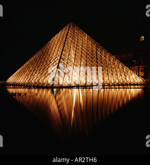 Beleuchtete Glaspyramide, spiegelt sich in den Brunnen vor dem Louvre Museum, Paris, Frankreich. Stockfoto