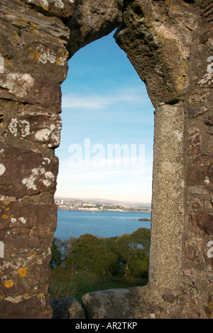 Blick durch ein Flechten bedeckten Stein Fensterrahmen in Richtung Plymouth Hacke und Stadt Stockfoto