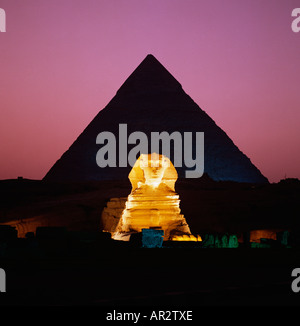 Sphinx und Pyramide Gizeh Kairo Ägypten in der Dämmerung, mit violettem Nachthimmel und dramatischer, flutbeleuchteter Son et Lumiere Lichtshow Abendunterhaltung an den Pyramiden Stockfoto