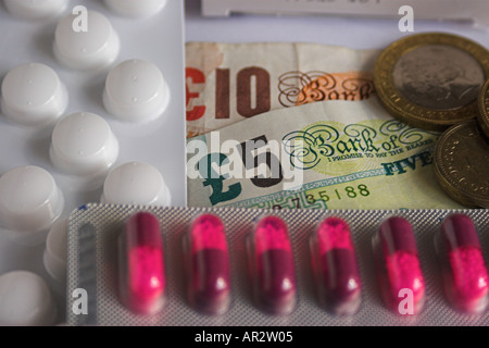 Konzept-Bild von medizinischen Pillen / Tabletten und Geld (Sterling). Stockfoto