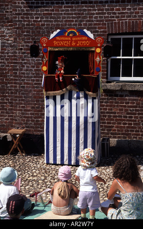 Professor gute vibes" Kasperletheater unterhält Kinder im Sommer Stockfoto