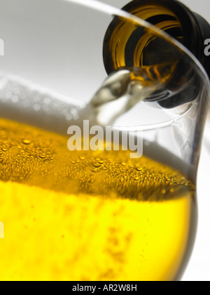 ein Pint Lager gießen Stockfoto