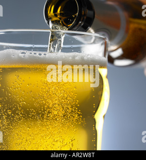 ein Pint Lager gießen Stockfoto