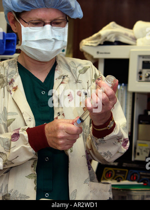 Arzt vorbereiten der Medikamente in I V während der Operation zu injizieren Stockfoto
