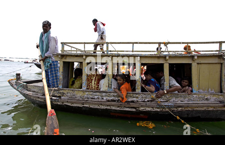 Brautpaar und ihre Familie auf eine Bootsfahrt. Dasaswamedh Ghat. Ganges-Fluss. Varanasi. Indien Stockfoto