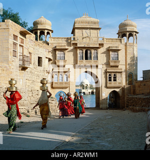 Rajasthan, Rajasthani indischen Frauen mit Messing Wasser Töpfe auf ihren Köpfen tragen von Wasser aus Gadisar See Gadisar Tor, Jaisalmer, Indien Stockfoto