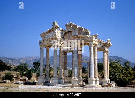 Das monumentale Tetrapylon-Tor von Aphrodisias, eine archäologische Stätte der antiken griechischen und römischen Stadt in Geyre, Provinz Aydın, Türkei. Stockfoto