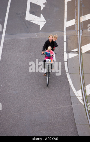 HOLLAND-AMSTERDAM-MUTTER MIT ZWEI KINDERN AUF EINEM FAHRRAD MIT SHOPPING KORB Stockfoto