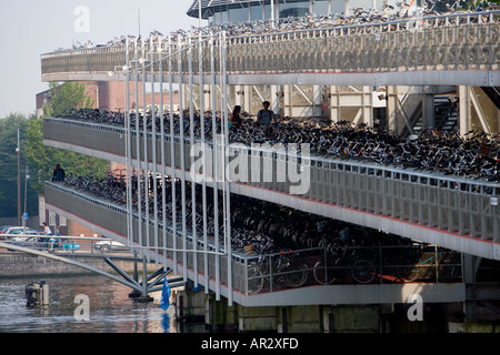HOLLAND AMSTERDAM MULTI-GESCHOSS BIKE-PARK IN DER NÄHE VON HAUPTBAHNHOF Stockfoto
