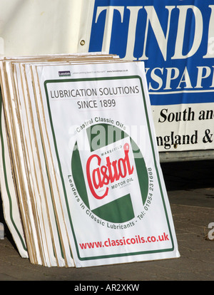 Castrol classic Öl Zeichen lieh gegen die Schienen im Fahrerlager in Crawley. Sie gehen unter die Vetera Autos, Öl-Lecks zu fangen Stockfoto