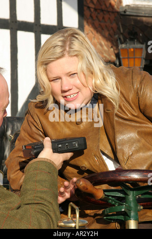 1901 Darracq (Butterblume) reg. AK 136 Miss Rosie Battye. 205 interviewt im Fahrerlager in Brawley Stockfoto