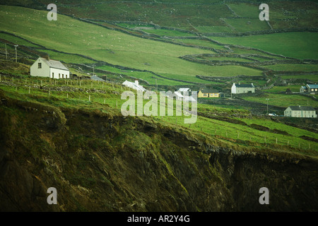 Häuser mit Blick auf den Hafen in Slea Head Dingle Halbinsel County Kerry Republik Irland Europa Stockfoto