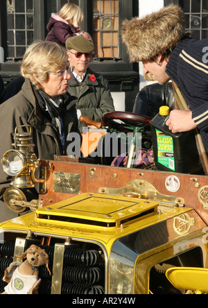 1901 Darracq (Butterblume) reg. AK 136 Miss Rosie Battye. 205, ihrer Mutter und Co-Pilot überprüfen den Ölstand. Stockfoto