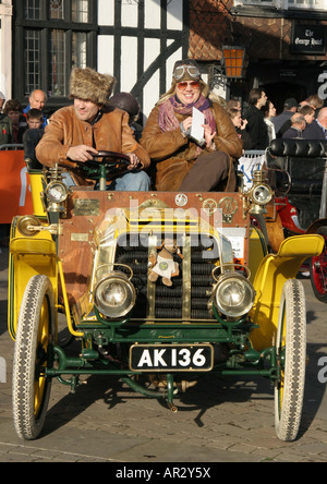 1901 Darracq (Butterblume) reg. AK 136 Miss Rosie Battye. 205 und ihr Beifahrer verlassen Crawley paddock Stockfoto
