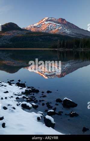 Südlichen Schwester über Sparks Lake, Deschutes National Forest, Oregon USA Stockfoto