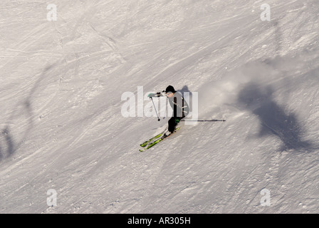 Skifahren in den französischen Alpen mit einem Sessellift in der Aufnahme Stockfoto