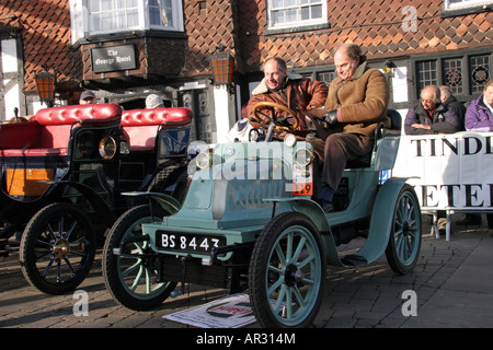 1901 Darracq reg. BS 8443 Herr Paul Hoskins. Somerset. No.119 im Fahrerlager am Crawley geparkt. Stockfoto