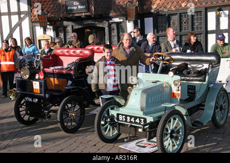 1901 Darracq reg. BS 8443 Herr Paul Hoskins. Somerset. No.119 stolze Besitzer Staning mit ihrem Auto Stockfoto