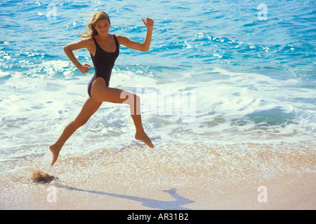 Junge Frau im Badeanzug am Strand Nordküste Oahu Hawaii USA 1905 136 17 ausgeführt Stockfoto