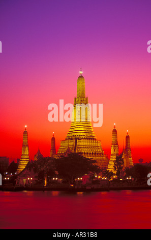 Wat Arun Tempel der Morgenröte vor Chao Phraya Fluss Bangkok Thailand 2403 128 01 Stockfoto